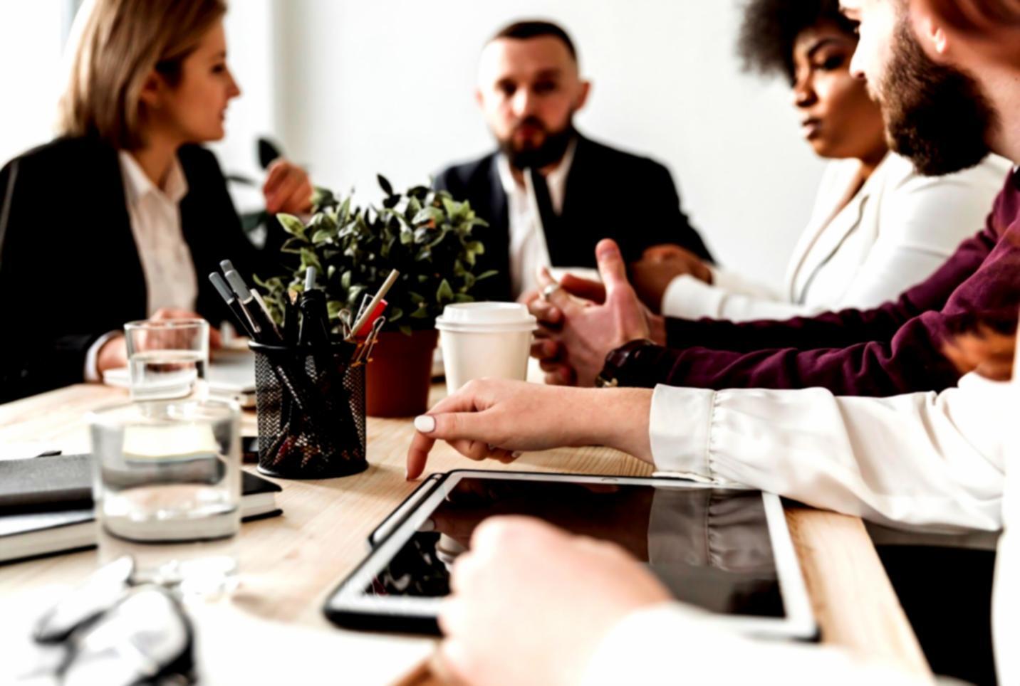 Profesionales trabajando en estrategias financieras avanzadas